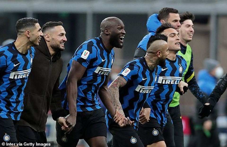 Ibrahimovic ẩu đả với Lukaku trong ngày Inter Milan đánh bại AC Milan - 12 Ibrahimovic ẩu đả với Lukaku trong ngày Inter Milan đánh bại AC Milan - 12