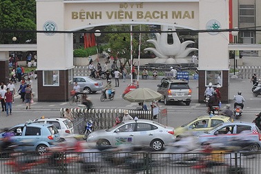 Cần xử lý nghiêm các taxi gây ùn tắc giao thông tại cổng Bệnh viện Bạch Mai