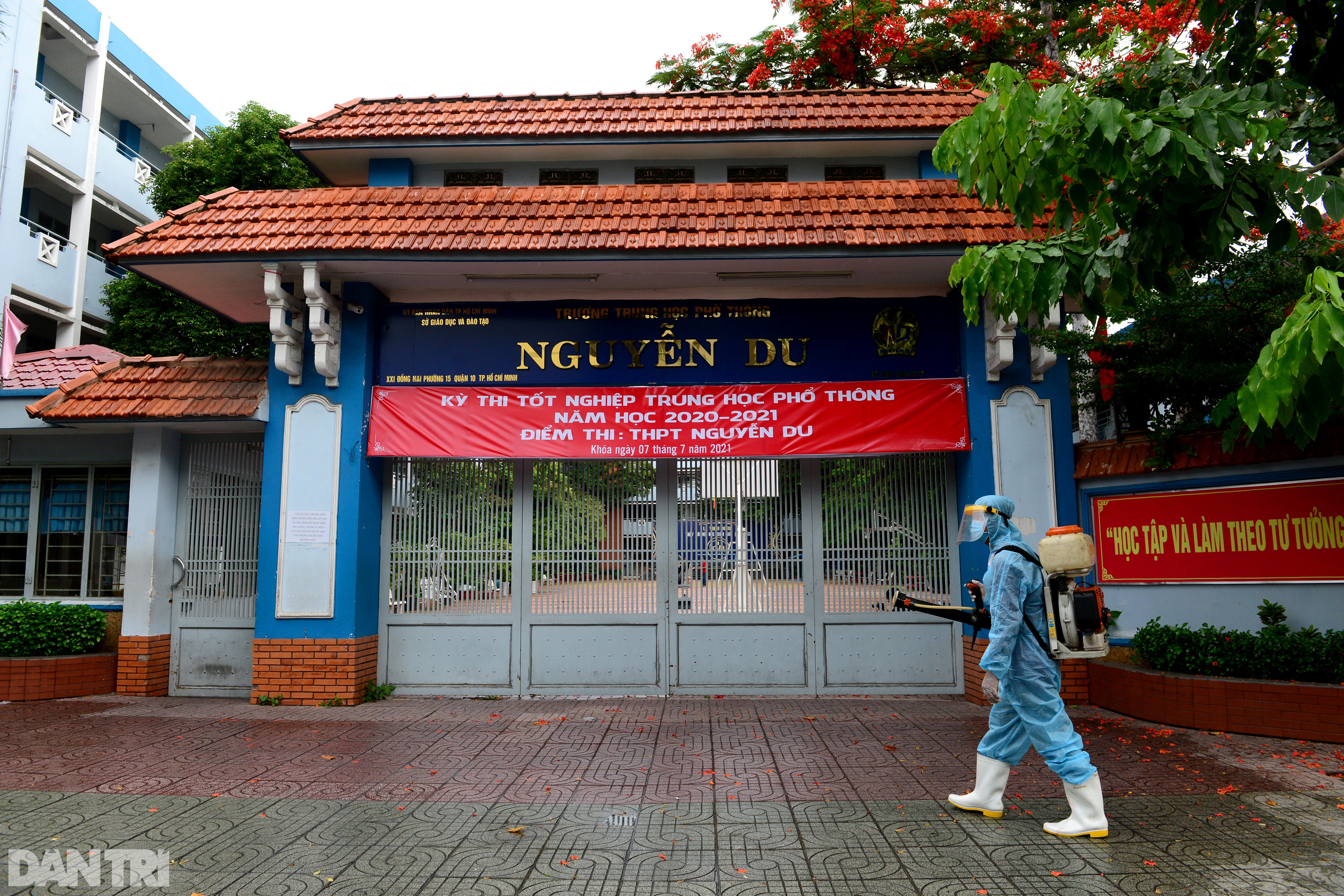 Phun khử khuẩn, đảm bảo an toàn cho điểm thi có gần 500 thí sinh ở TPHCM - 1 Phun khử khuẩn, đảm bảo an toàn cho điểm thi có gần 500 thí sinh ở TPHCM - 1