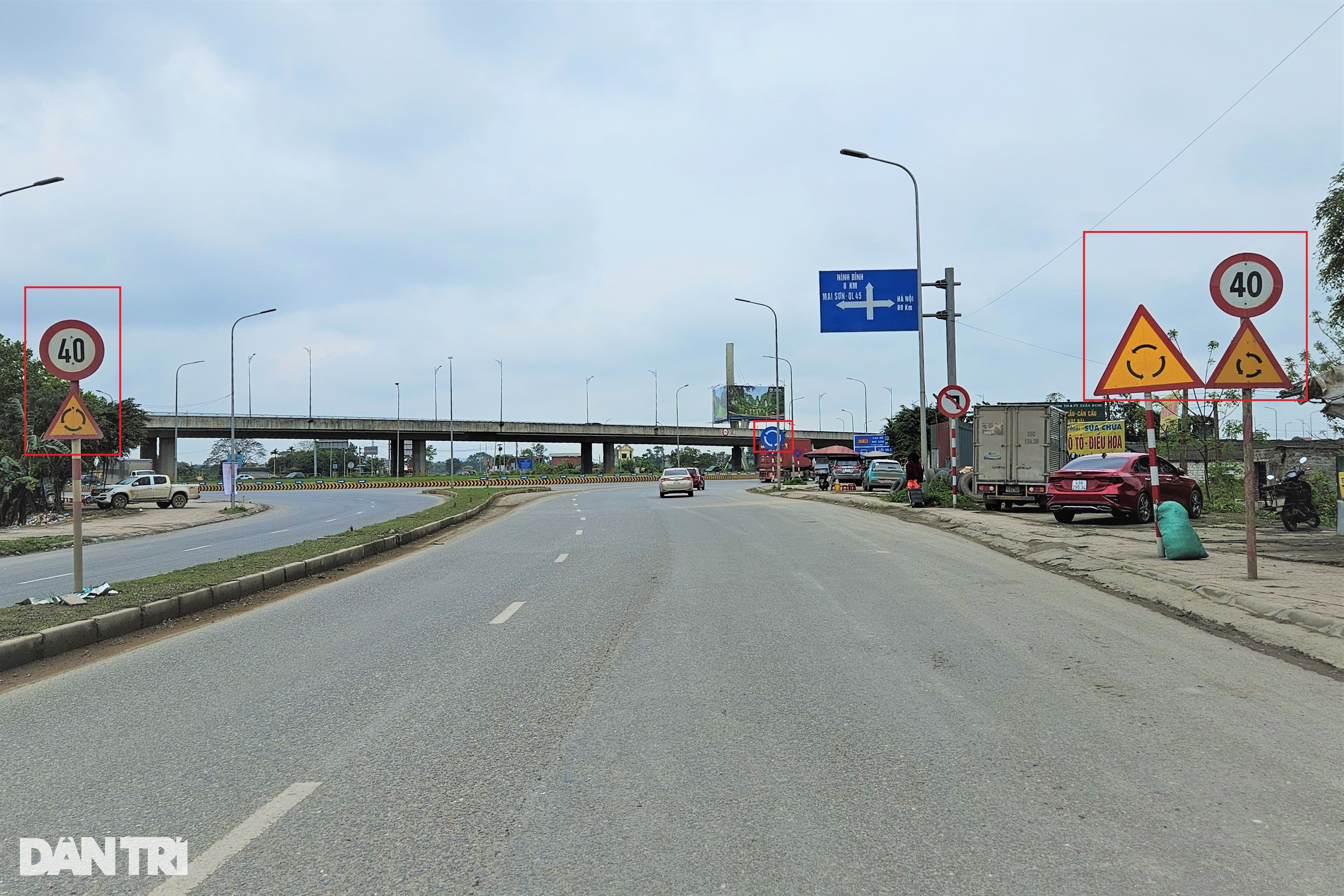 Chi chít biển báo tại nút giao quốc lộ 1 với cao tốc Bắc - Nam - 8 Chi chít biển báo tại nút giao quốc lộ 1 với cao tốc Bắc - Nam - 8