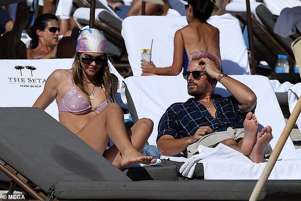 Bạn gái trẻ của tay chơi Scott Disick khoe dáng bốc lửa - 7 Bạn gái trẻ của tay chơi Scott Disick khoe dáng bốc lửa - 7