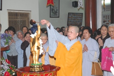 Háo hức đợi chờ nghi lễ tắm Phật mùa Phật Đản