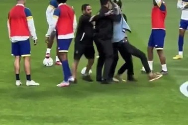 Ronaldo may mắn tránh được chấn thương từ CĐV quá khích