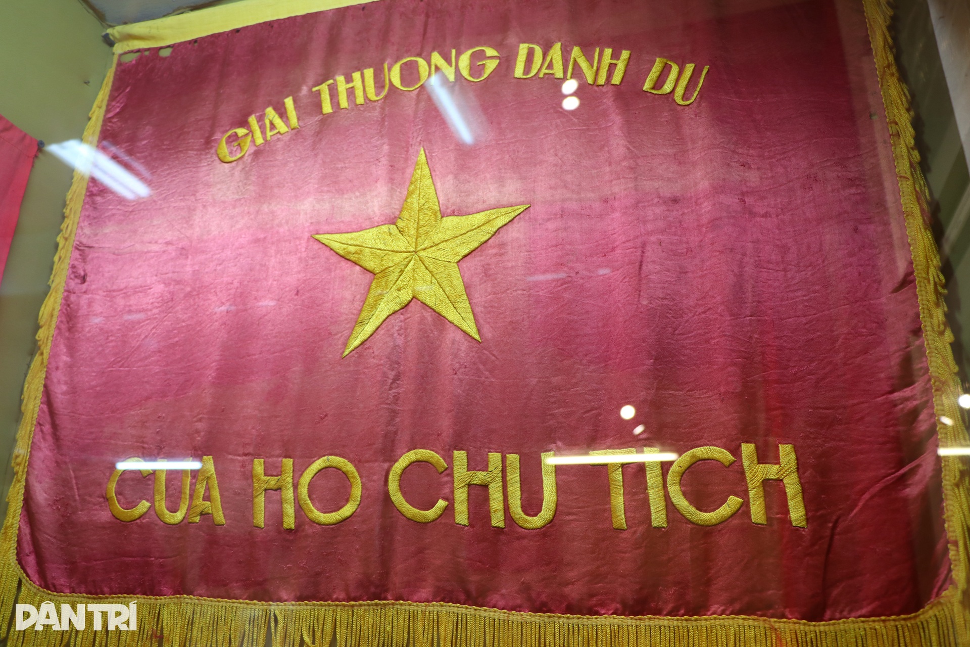 Lá cờ nhuộm bằng máu, được bảo vệ hơn cả tính mạng - 9 Lá cờ nhuộm bằng máu, được bảo vệ hơn cả tính mạng - 9