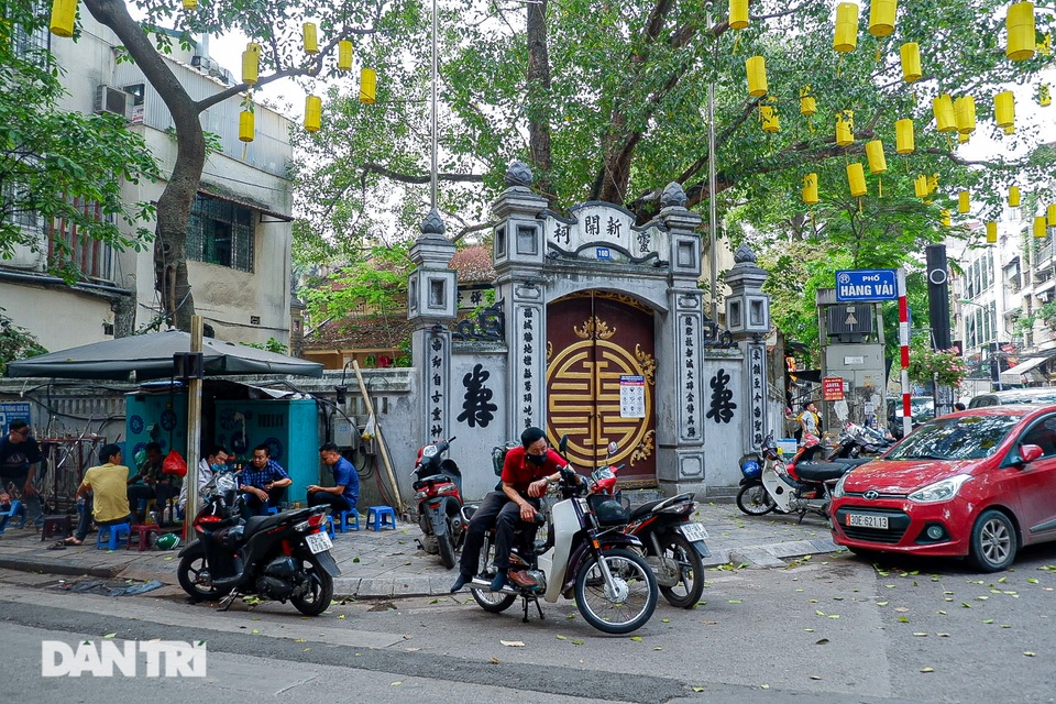 Ngán ngẩm cảnh bãi gửi xe, quán nước chè sống tầm gửi tại di tích phố cổ - 4 Ngán ngẩm cảnh bãi gửi xe, quán nước chè sống tầm gửi tại di tích phố cổ - 4