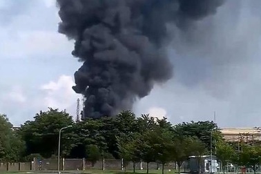 Nổ lớn tại công ty Vedan, cột khói đen bốc cao hàng chục mét