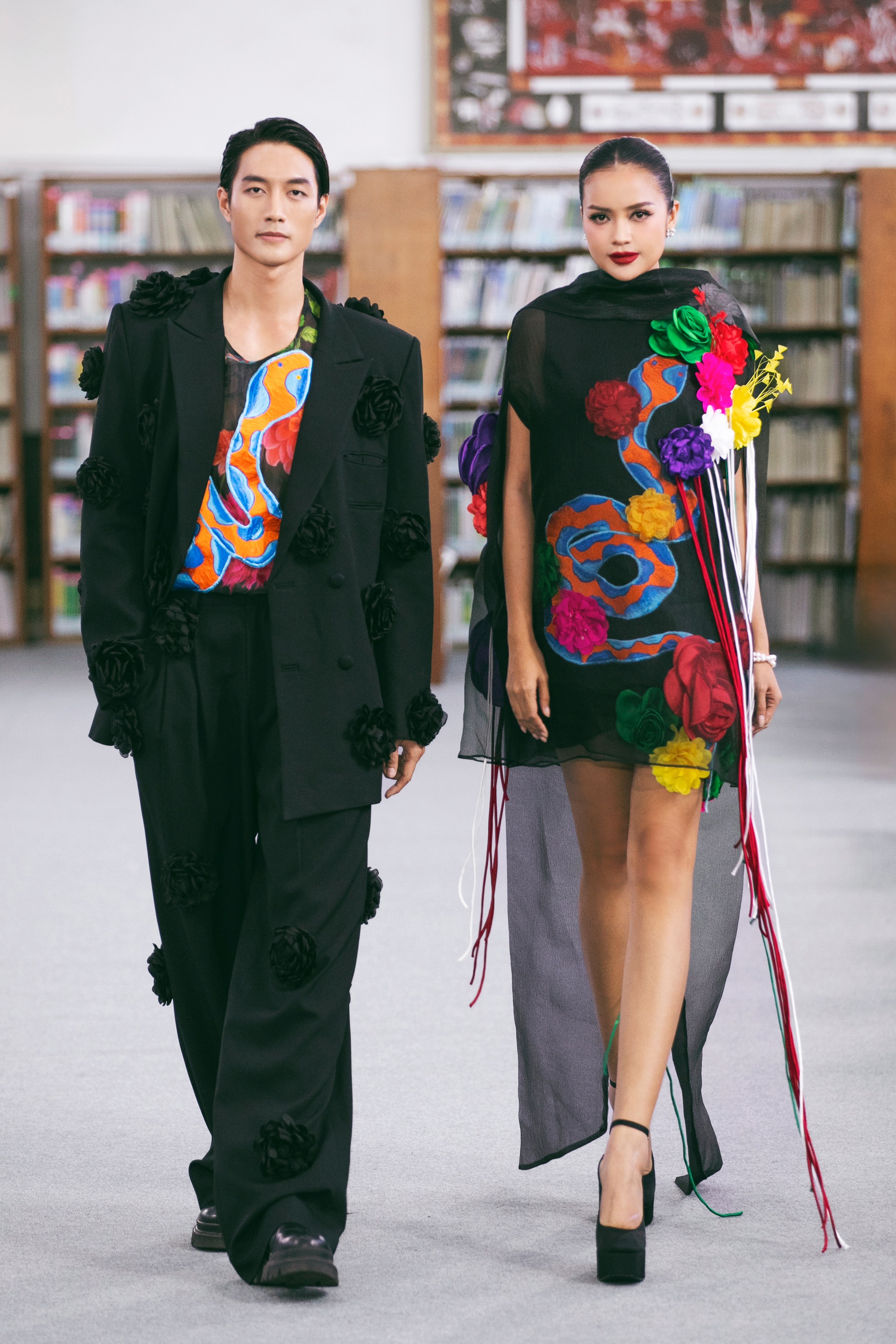 Võ Hoàng Yến vừa bế em bé vừa catwalk sau khi tái xuất - 3 Võ Hoàng Yến vừa bế em bé vừa catwalk sau khi tái xuất - 3