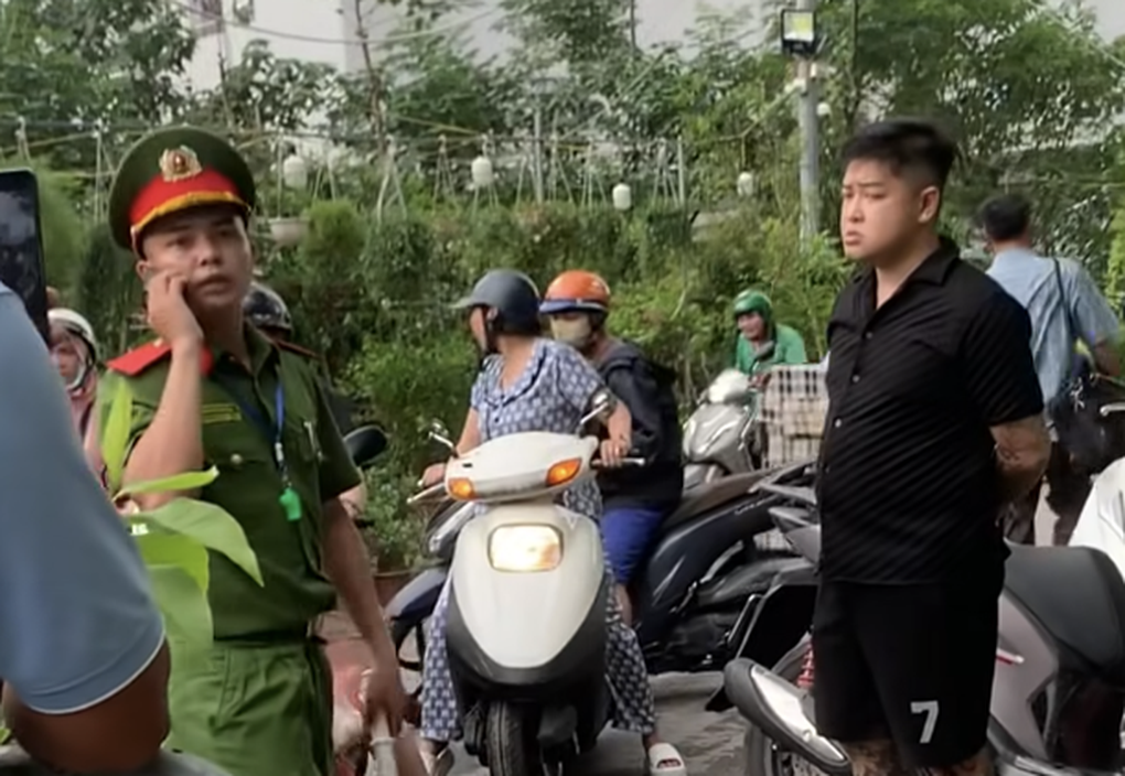 Gây rối tại chốt bảo vệ A80, thách gọi trưởng công an phường - 1 Gây rối tại chốt bảo vệ A80, thách gọi trưởng công an phường - 1