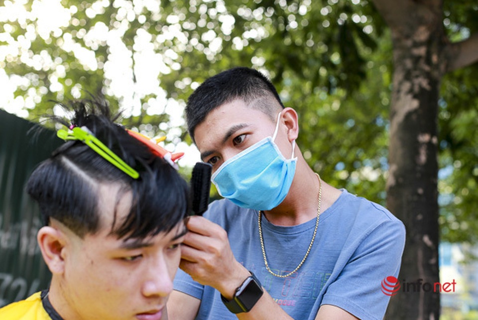 Dịch vụ cắt tóc miễn phí ở Hà Nội hút khách trở lại - 3 Dịch vụ cắt tóc miễn phí ở Hà Nội hút khách trở lại - 3