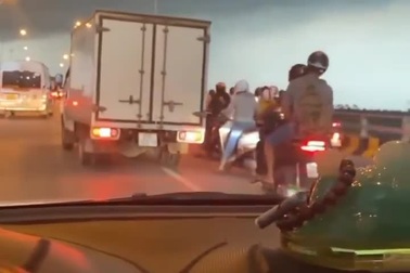 Tài xế xe tải chạy chậm, chắn gió mạnh cho người đi xe máy trên cầu