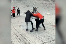 Hai cặp đôi đánh nhau vì tranh giành chỗ check-in trên đỉnh Everest