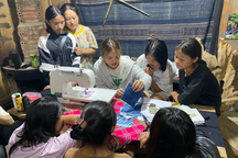 Sinh viên thời trang Hà Nội giúp bạn trẻ Sapa đổi mới sản phẩm truyền thống