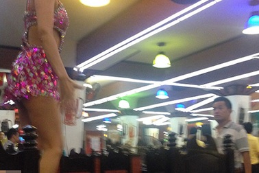 Quán bia câu khách bằng vũ nữ "Tây" bikini