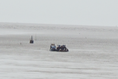 Đứt neo, xà lan chở hàng trăm tấn cát chìm xuống biển