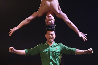 Xem lại khoảnh khắc ấn tượng đêm chung kết của anh em xiếc Quốc Cơ