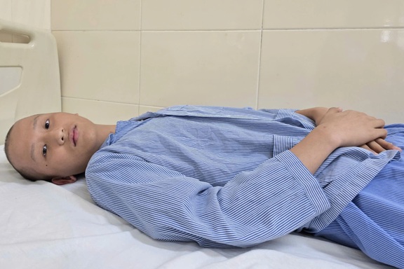 Cậu bé mồ côi mẹ, mắc ung thư xương: “Xin giữ lại chân cho con!”