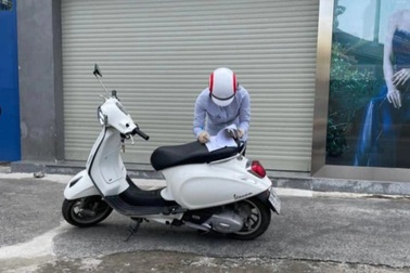 TPHCM: Cô hiệu trưởng đứng ký lương... ngoài đường