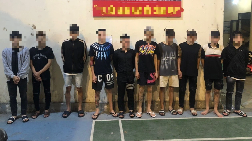 Tạm giữ hình sự 5 thanh niên đánh nhau giữa phố sau cuộc nhậu - 1 Tạm giữ hình sự 5 thanh niên đánh nhau giữa phố sau cuộc nhậu - 1