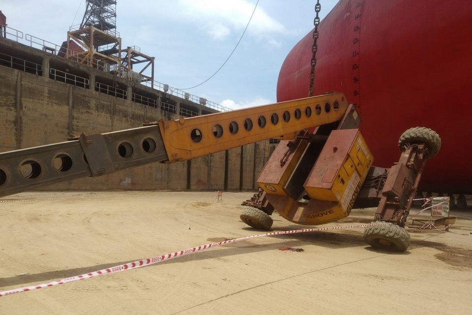 Xe nâng nhà máy đóng tàu gặp sự cố, 2 người tử vong - 1 Xe nâng nhà máy đóng tàu gặp sự cố, 2 người tử vong - 1