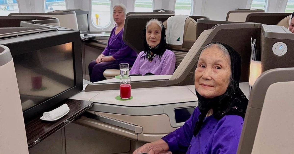 View - Cụ bà 100 tuổi và em gái bay hạng thương gia du lịch Phú Quốc gây sốt mạng | Báo Dân trí