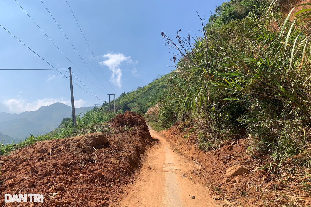 Hơn một tháng sau trận lũ dữ, tuyến đường độc đạo vẫn ngổn ngang - 7 Hơn một tháng sau trận lũ dữ, tuyến đường độc đạo vẫn ngổn ngang - 7
