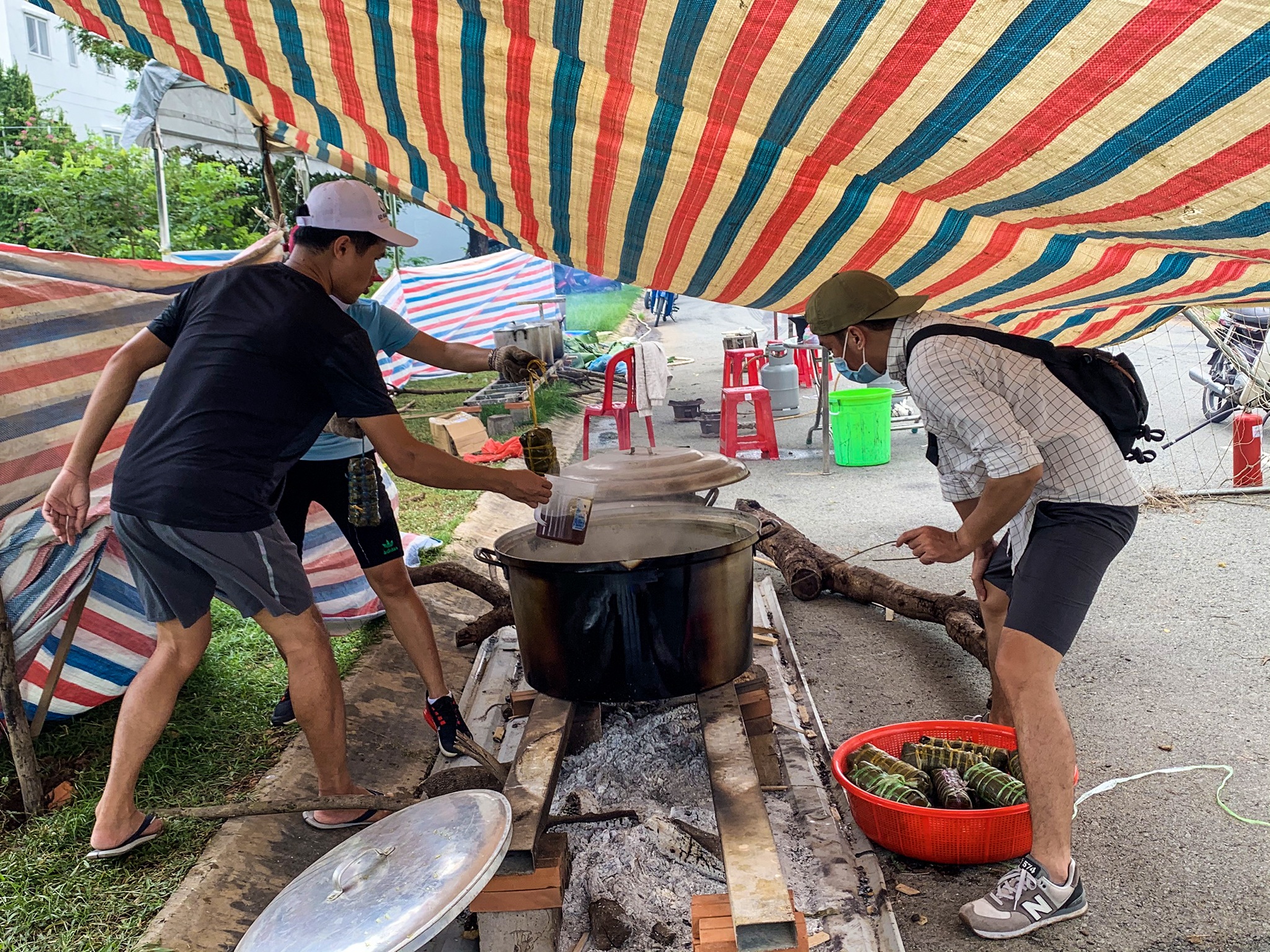 Trắng đêm gói bánh gửi đồng bào miền Trung ruột thịt - 14 Trắng đêm gói bánh gửi đồng bào miền Trung ruột thịt - 14