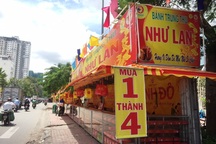 Bánh trung thu “chạy nước rút” cuối mùa, mua 1 thành 4