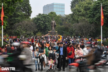 Hồ Gươm đông nghịt khách du xuân chiều mùng 2 Tết