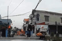 Xe máy mắc kẹt trên đường ray được hỗ trợ kịp thời trước khi tàu chạy qua