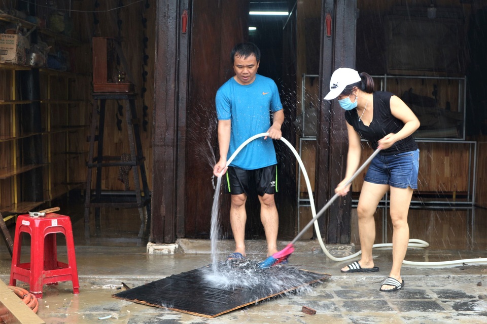 Người Hội An tất tả dọn dẹp sau trận lụt lớn - 1 Người Hội An tất tả dọn dẹp sau trận lụt lớn - 1