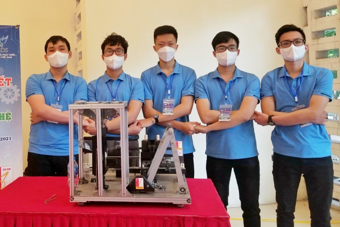 Nhóm nam sinh Bách Khoa giành giải Nhất cuộc thi chế tạo thiết bị tự động - 1 Nhóm nam sinh Bách Khoa giành giải Nhất cuộc thi chế tạo thiết bị tự động - 1