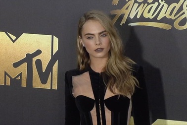 Cara Delevingne diện váy gợi cảm