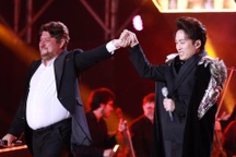 Tùng Dương "đọ" giọng cùng nghệ sĩ quốc tế trước 30.000 khán giả