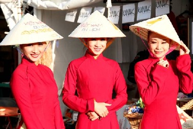 Sinh viên Việt Nam với lễ hội báo Nhân đạo 2012