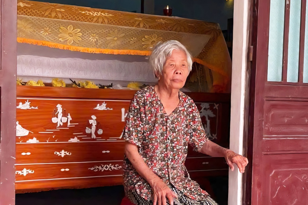 Bà nội 93 tuổi thẫn thờ bên quan tài đứa cháu mồ côi - 1
