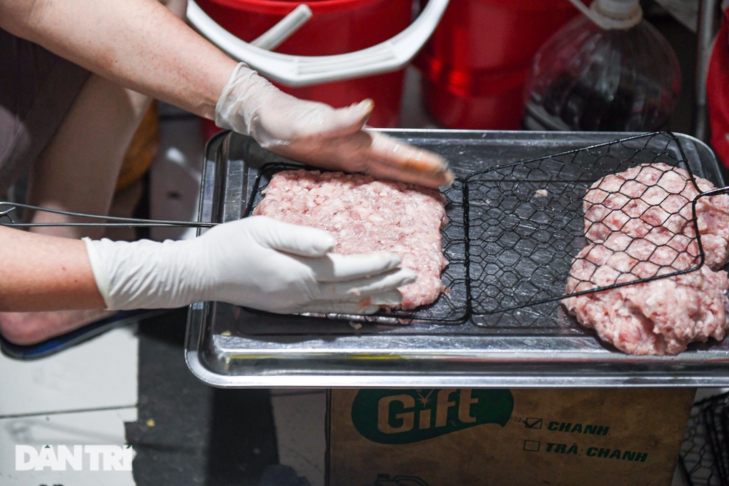 Bún chả chỉ một miếng chả giá 40.000 đồng ở Hà Nội, ngày bán 400 suất - 4