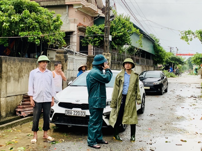 Lốc xoáy cuốn bay hàng chục mái nhà dân ở Hà Tĩnh - Ảnh 11.