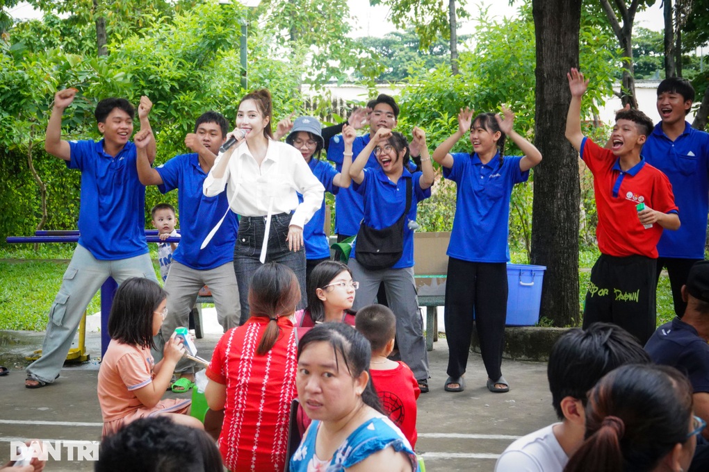 Anh xe ôm, đạo diễn… gác việc đi nấu mì 0 đồng cho người dưng - 2 Anh xe ôm, đạo diễn… gác việc đi nấu mì 0 đồng cho người dưng - 2