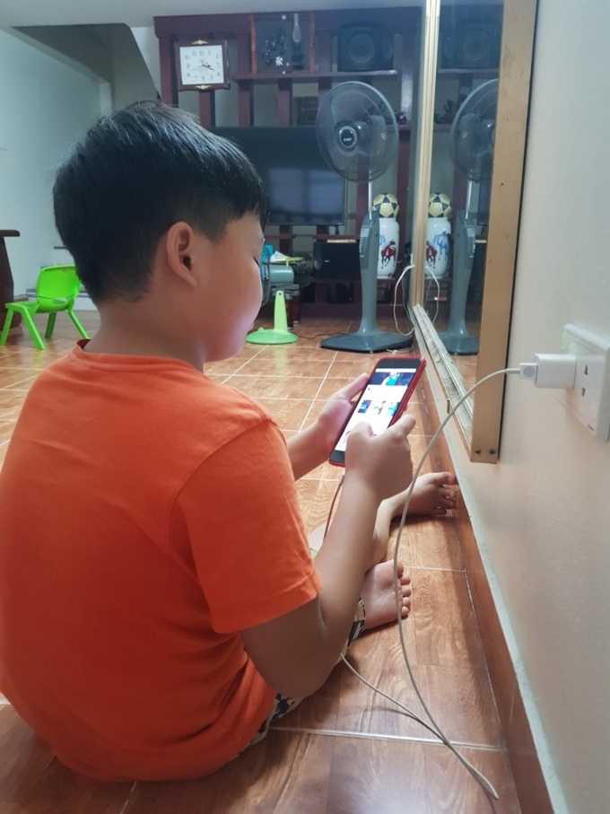 Tuyệt đối không được cho trẻ chơi điện thoại khi đang sạc pin. Ảnh Tôm (Ảnh chỉ mang tính chất minh họa)