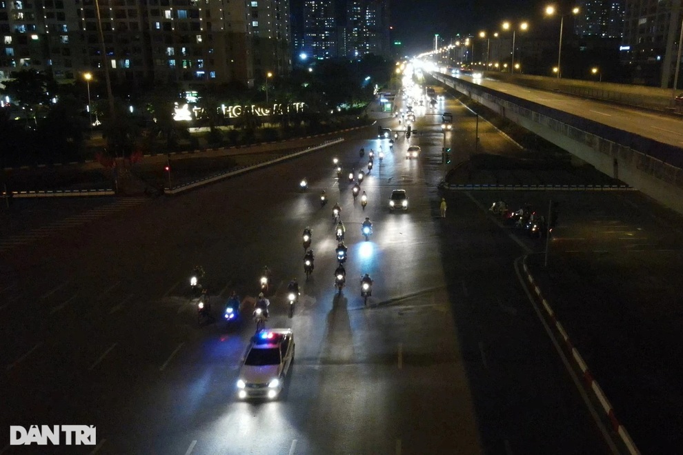 Hàng trăm người vượt 2.000 km từ ổ dịch Bình Dương đi qua Thủ đô để về quê - 1 Hàng trăm người vượt 2.000 km từ ổ dịch Bình Dương đi qua Thủ đô để về quê - 1