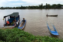 Tàu du lịch đâm chìm vỏ lãi, 6 người thoát chết