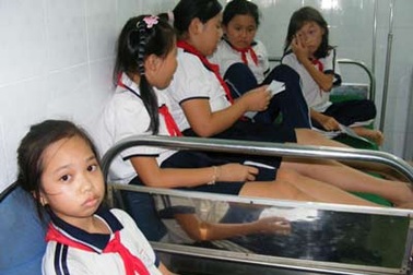 Gần 100 học sinh tiểu học ngộ độc thực phẩm 