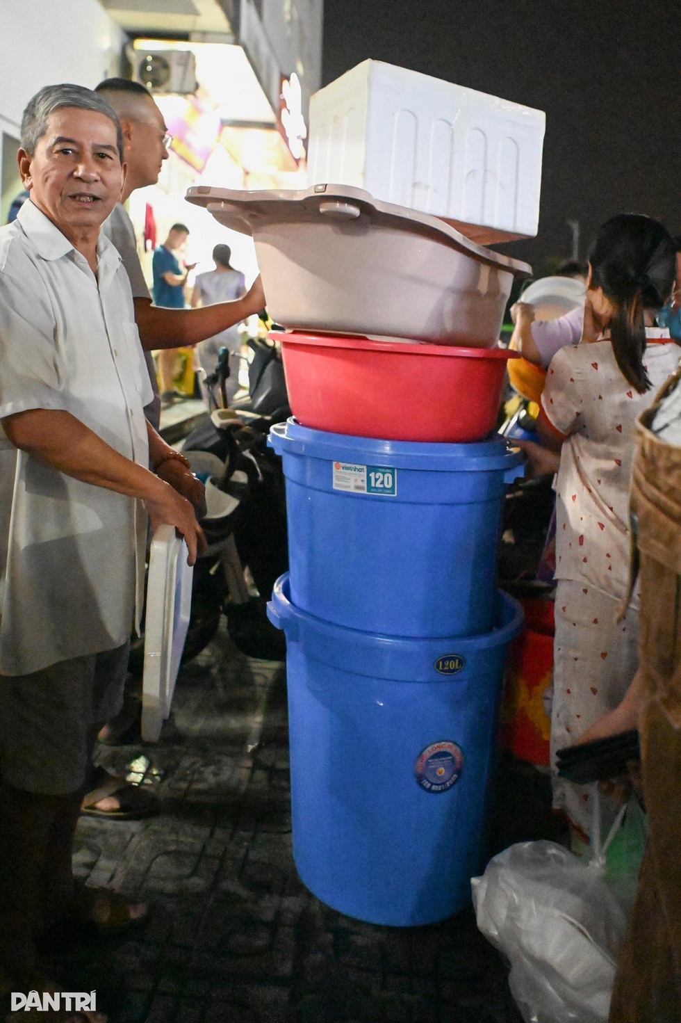 Dân chung cư Hà Nội loay hoay trong khủng hoảng nước và lòng tốt cộng đồng - 5