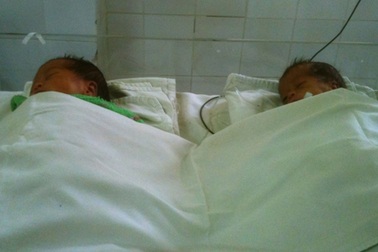 Cha mẹ nghèo bỏ rơi hai con song sinh