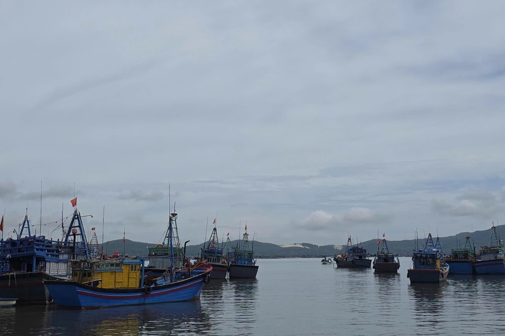 Dừng họp lo chống bão Kalmaegi, không để cảnh cứu người dân trên nóc nhà - 4