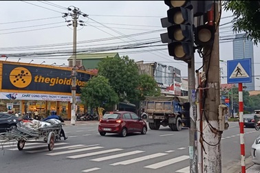 Đèn tín hiệu giao thông "ngủ quên", tính mạng người dân bị đe dọa