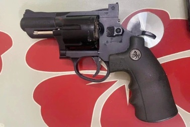 Bắt kẻ mang súng vào tiệm hớt tóc tìm người yêu