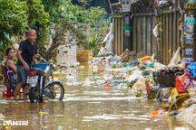 Ô tô "chết" la liệt, bùn và rác phủ kín khắp nơi sau lũ