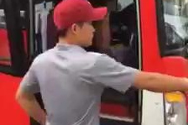 Clip phụ xe đuổi khách nước ngoài gây phẫn nộ