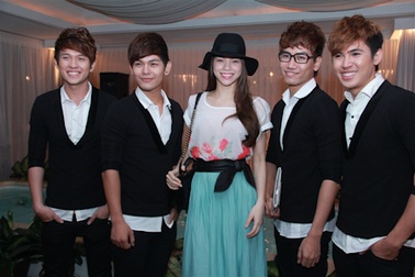 Lệ Quyên, Hà Hồ chung vui cùng Mr Đàm